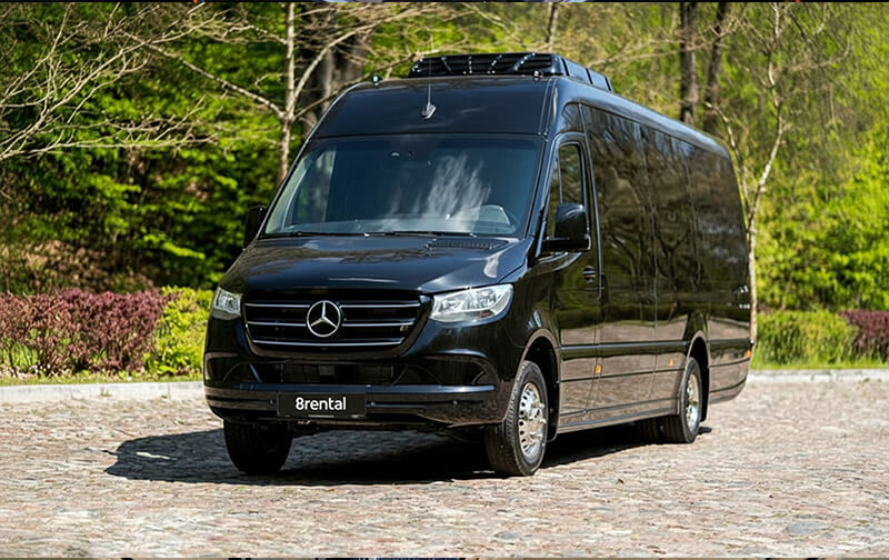 Schwarzer Sprinter in gehobener Ausstattung, schräg von vorn