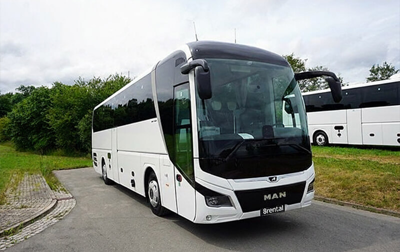 Reisecar MAN Lion's Coach mit 49 Sitzplätzen, schräg von vorn
